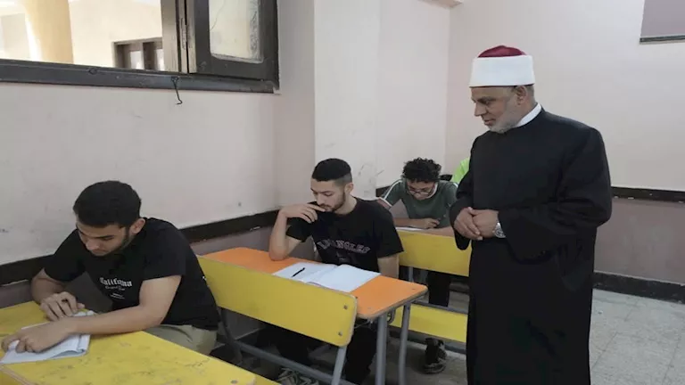 طلاب الفرع العلمي في الثانوية الأزهرية يعبرون عن معاناتهم مع امتحان الفيزياء الصعب طلاب الفرع العلمي في الثانوية الأزهرية يعبرون عن معاناتهم مع امتحان الفيزياء الصعب