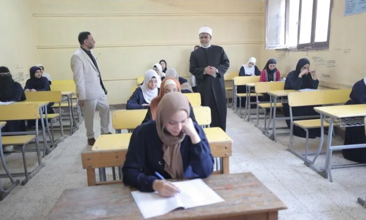 طلاب القسم الأدبي بالثانوية الأزهرية يؤدون امتحان اللغة الفرنسية ومادة الإنشاء