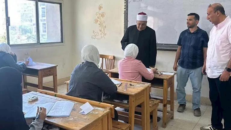 طلاب القسم الأدبي بالشهادة الثانوية يعودون لاستكمال امتحانات اللغة الإنجليزية. طلاب القسم الأدبي بالشهادة الثانوية يعودون لاستكمال امتحانات اللغة الإنجليزية.