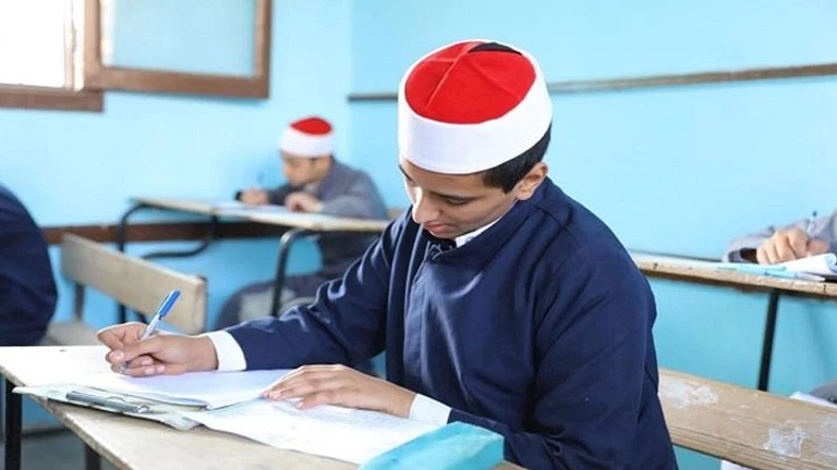 طلاب القسم العلمي في الثانوية الأزهرية يتقدمون لاختبار الفيزياء غدًا. طلاب القسم العلمي في الثانوية الأزهرية يتقدمون لاختبار الفيزياء غدًا.