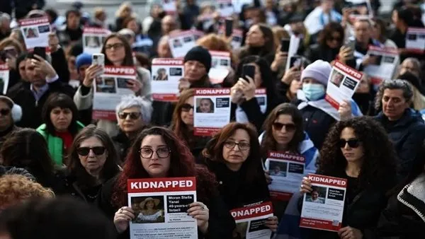 عائلات الإسرائيليين المحتجزين في غزة: المصالح السياسية عطلت تحرير الرهائن عائلات الإسرائيليين المحتجزين في غزة: المصالح السياسية عطلت تحرير الرهائن