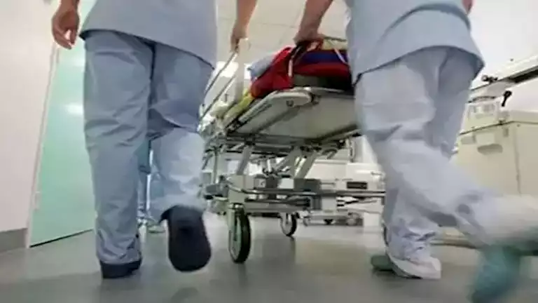 عائلة كاملة تواجه معاناة… وجبة غامضة تؤدي لدخول 6 أفراد المستشفى عائلة كاملة تواجه معاناة… وجبة غامضة تؤدي لدخول 6 أفراد المستشفى