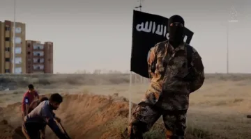 عاجل: “داعش” يبدأ في تحديد أهداف محتملة وتوزيع الأسلحة للعودة إلى سوريا والعراق.