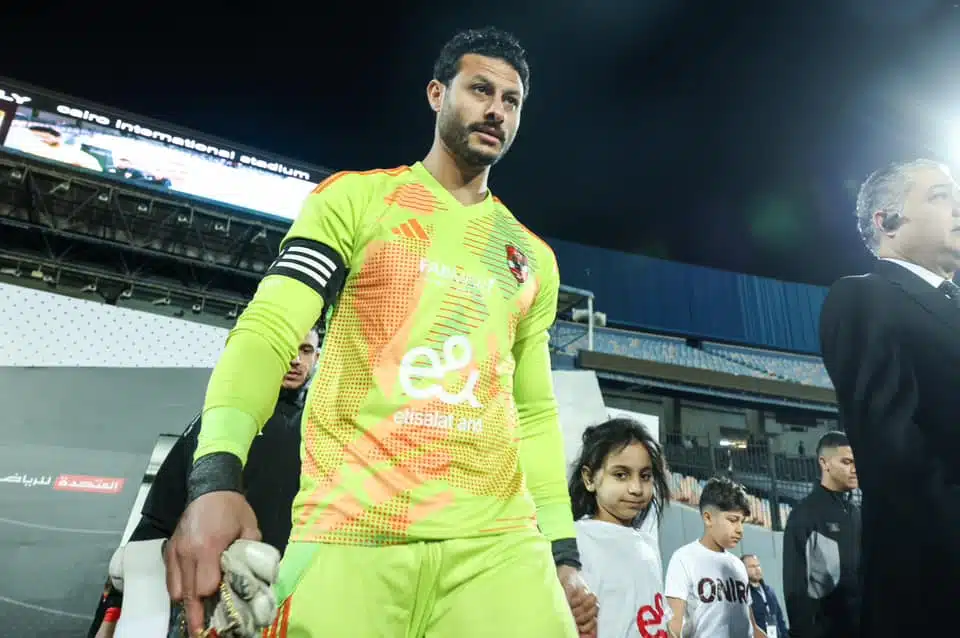العملاق يوقع مع الأهلي لمدة عامين.. وتعليق مجلس الخطيب على احتفال بيراميدز بالدوري