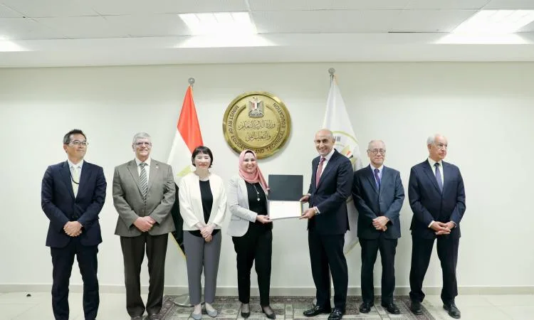 عبداللطيف ونائب رئيس “جايكا” يقدمان تكريمًا للدفعة الرابعة من مدربي فاعليات التوكاتسو عبداللطيف ونائب رئيس “جايكا” يقدمان تكريمًا للدفعة الرابعة من مدربي فاعليات التوكاتسو