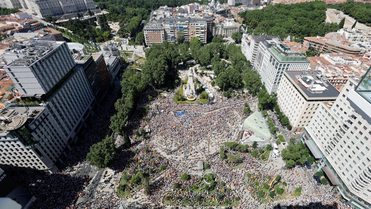 عشرات الآلاف يحتشدون في مدريد للاحتجاج على الحكومة عشرات الآلاف يحتشدون في مدريد للاحتجاج على الحكومة