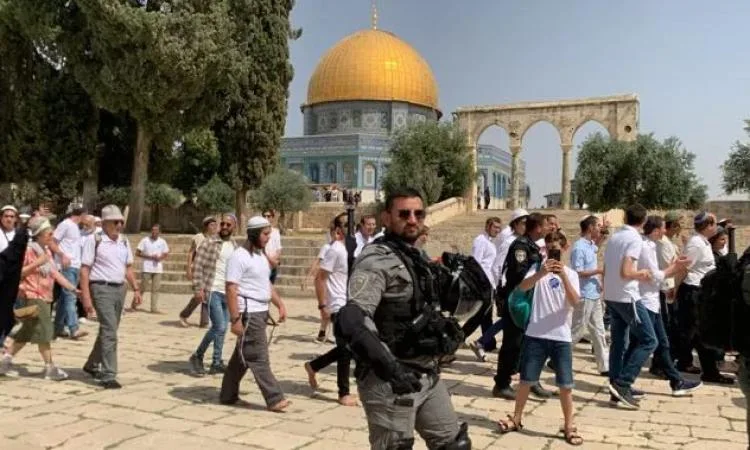 عشرات المستوطنين يدخلون المسجد الأقصى تحت حماية شرطة الاحتلال