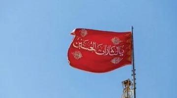علم أحمر يرفرف فوق مسجد جمكران عقب الهجوم الإسرائيلي على إيران (اكتشف معنا معناه)