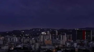 غارة روسية تؤدي إلى انقطاع الكهرباء في العاصمة الأوكرانية كييف