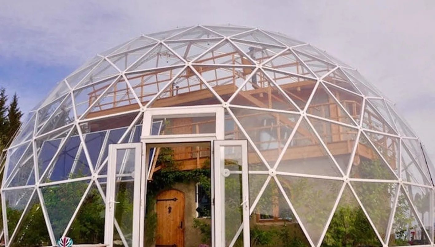 غرابة التصميم: منزل داخل قبة غير معدنية غرابة التصميم: منزل داخل قبة غير معدنية