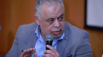 أشرف زكي ينفي صحة الصورة المتداولة لعادل إمام: سنقوم باتخاذ إجراءات قانونية