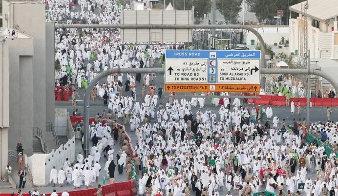 الحجاج يغادرون عرفات متوجهين إلى مزدلفة الحجاج يغادرون عرفات متوجهين إلى مزدلفة