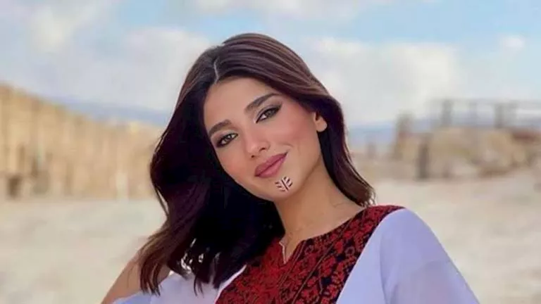 غير ملائمة.. خبير أزياء ينتقد إطلالة نارين بيوتي في حفل زفاف شقيقتها غير ملائمة.. خبير أزياء ينتقد إطلالة نارين بيوتي في حفل زفاف شقيقتها