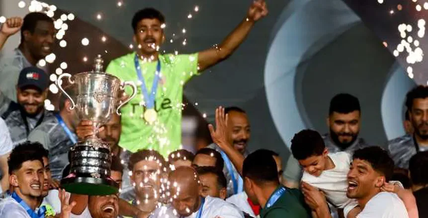 فرحتان بالكأس: الزمالك يحتفل باللقب مع عائلته فرحتان بالكأس: الزمالك يحتفل باللقب مع عائلته