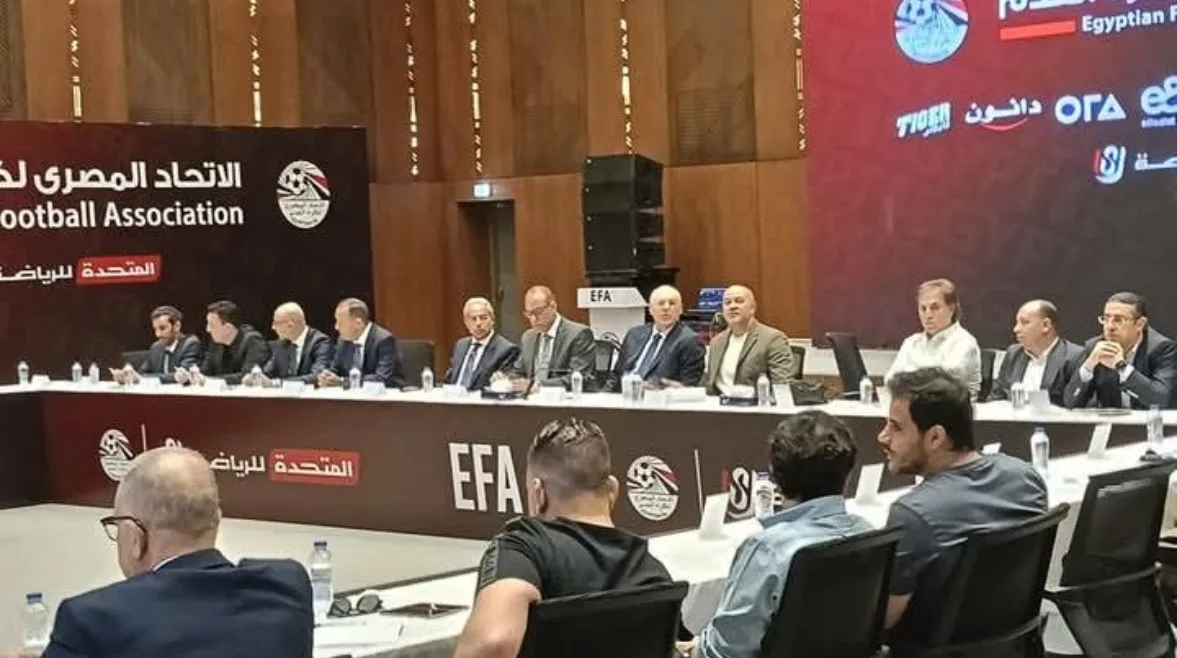 فرض اتحاد الكرة حدًا لثلاثة لاعبين أجانب في الأندية بالموسم المقبل. فرض اتحاد الكرة حدًا لثلاثة لاعبين أجانب في الأندية بالموسم المقبل.