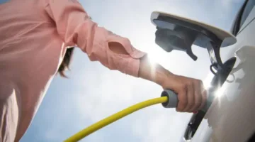 فرنسا تعيد دعم السيارات الكهربائية بتمويل من “الملوّثين”