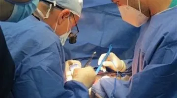 فريق طبي في مستشفيات قنا الجامعية ينفذ عملية جراحية معقدة لعلاج سقوط شرجي كامل لشاب