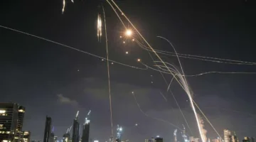 إيران تقصف إسرائيل بدفعة ثانية من الصواريخ الباليستية