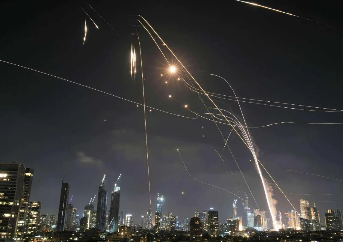 إيران تقصف إسرائيل بدفعة ثانية من الصواريخ الباليستية إيران تقصف إسرائيل بدفعة ثانية من الصواريخ الباليستية