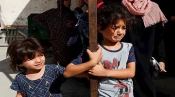 فلسطيني يبكي ويصرخ بعد تعرضه للحروق أثناء استلام الطعام | فيديو