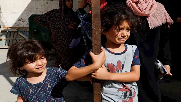 فلسطيني يبكي ويصرخ بعد تعرضه للحروق أثناء استلام الطعام | فيديو فلسطيني يبكي ويصرخ بعد تعرضه للحروق أثناء استلام الطعام | فيديو