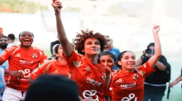 فلسطينية ومشجعة: من هن اللاعبات اللاتي تميزن في إعلان الأهلي لقميصه الجديد؟