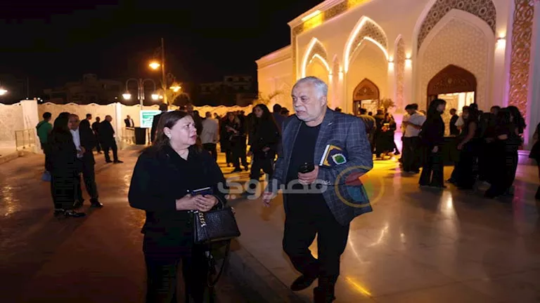 فنانون يقدمون التعازي في وفاة والدة عمرو الجنايني.
