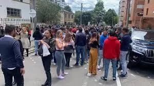 فوضى ورعب عقب الزلزال.. لحظات الأهالي يحتضنون أطفالهم في بوغوتا (فيديو)