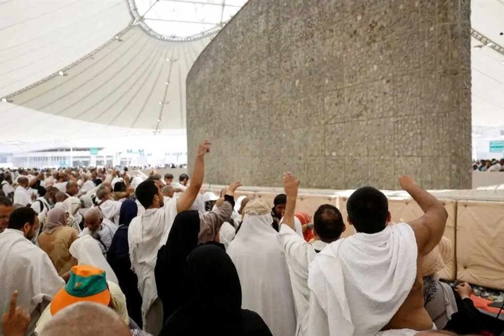 في اليوم الأول من أيام التشريق… حجاج بيت الله الحرام يقومون برمي الجمرات الثلاث في اليوم الأول من أيام التشريق… حجاج بيت الله الحرام يقومون برمي الجمرات الثلاث