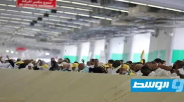 في اليوم الأول من أيام التشريق، الحجاج يستمرون في رمي الجمرات الثلاث.