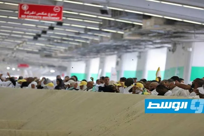 في اليوم الأول من أيام التشريق، الحجاج يستمرون في رمي الجمرات الثلاث. في اليوم الأول من أيام التشريق، الحجاج يستمرون في رمي الجمرات الثلاث.