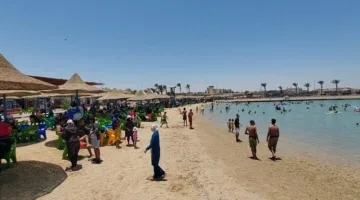 في اليوم الثاني من العيد.. شواطئ الغردقة مكتظة بالزوار