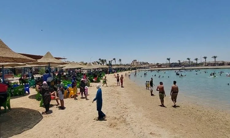 في اليوم الثاني من العيد.. شواطئ الغردقة مكتظة بالزوار في اليوم الثاني من العيد.. شواطئ الغردقة مكتظة بالزوار