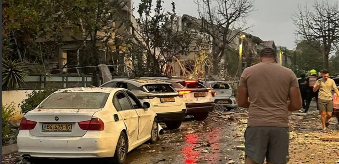 في اليوم الثاني، الصراع يتواصل بين إسرائيل وإيران.. هجمات متبادلة وأضرار جسيمة في تل أبيب في اليوم الثاني، الصراع يتواصل بين إسرائيل وإيران.. هجمات متبادلة وأضرار جسيمة في تل أبيب