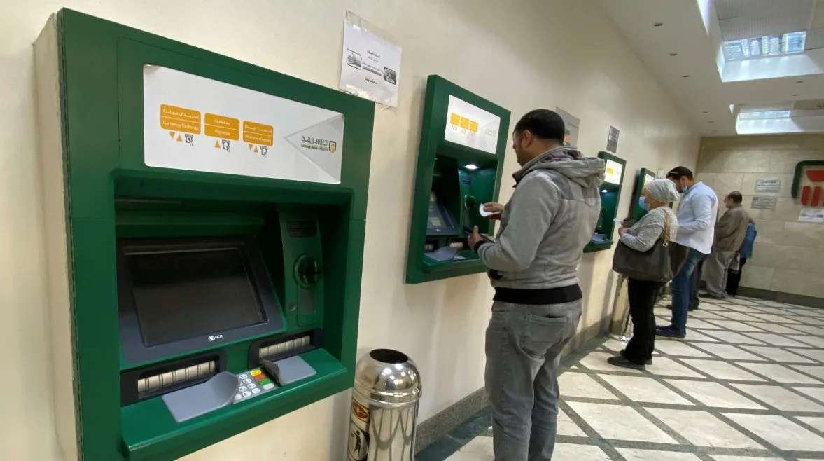 في فترة 9 أيام، قام المصريون بسحب 26.5 مليار جنيه من أجهزة الصراف الآلي للبنك الأهلي.