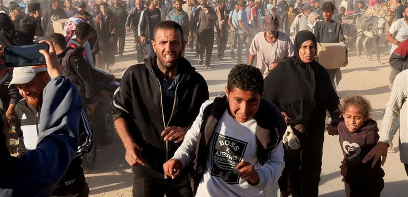 في قلب غزة.. إسرائيل تطلق النار على المتواجدين في انتظار المساعدات. في قلب غزة.. إسرائيل تطلق النار على المتواجدين في انتظار المساعدات.