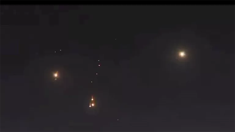 فيديو: الصواريخ الإيرانية تتجه نحو تل أبيب استجابةً لضربات الفجر فيديو: الصواريخ الإيرانية تتجه نحو تل أبيب استجابةً لضربات الفجر