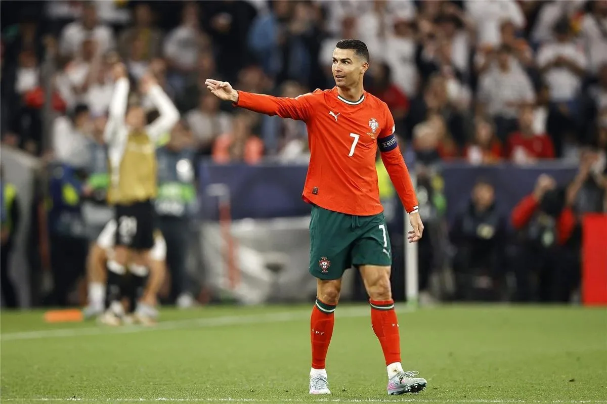 فيديو | رونالدو يساهم في انتصار البرتغال المثير على ألمانيا والتأهل لنهائي دوري الأمم الأوروبية فيديو | رونالدو يساهم في انتصار البرتغال المثير على ألمانيا والتأهل لنهائي دوري الأمم الأوروبية