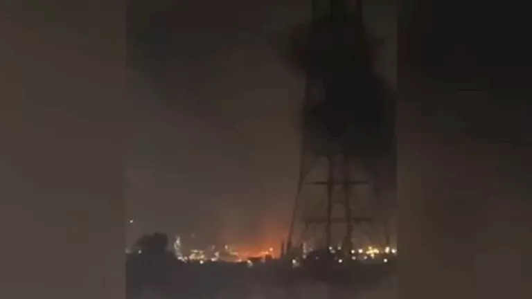 فيديو| لحظة استهداف الصواريخ الإيرانية لهدفها في حيفا الإسرائيلية فيديو| لحظة استهداف الصواريخ الإيرانية لهدفها في حيفا الإسرائيلية