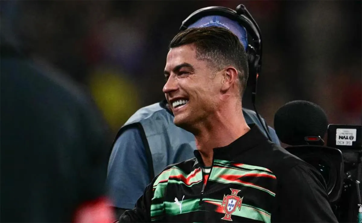 فيديو | لحظة مؤثرة تجمع رونالدو ودي لا فوينتي بعد ختام نهائي دوري الأمم الأوروبية فيديو | لحظة مؤثرة تجمع رونالدو ودي لا فوينتي بعد ختام نهائي دوري الأمم الأوروبية