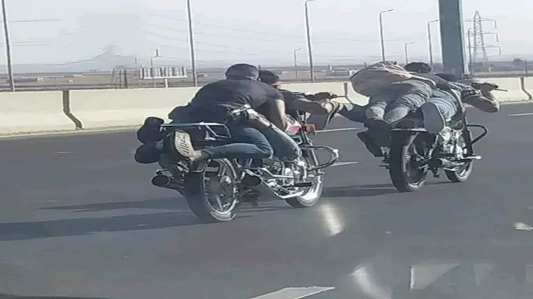 فيديو مقلق.. خمسة شباب يغامرون بحياتهم على الطريق الزراعي فيديو مقلق.. خمسة شباب يغامرون بحياتهم على الطريق الزراعي