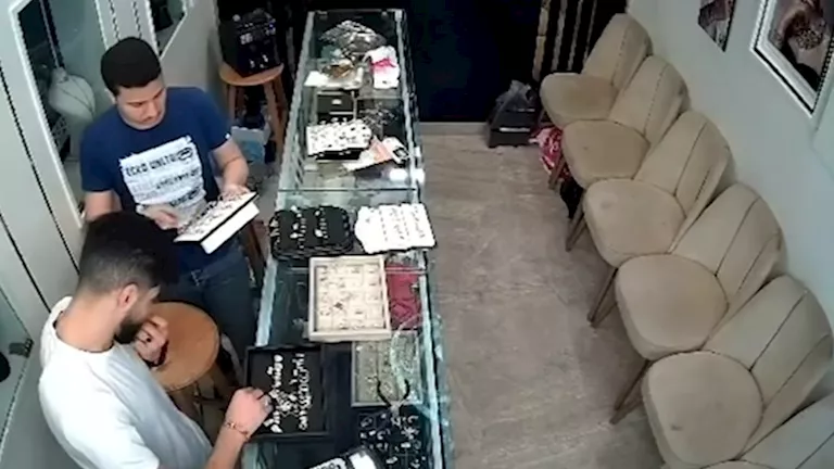 فيديو يرصد لحظات خيانة تاجر الذهب أحمد المسلماني من قبل قاتله في رشيد فيديو يرصد لحظات خيانة تاجر الذهب أحمد المسلماني من قبل قاتله في رشيد