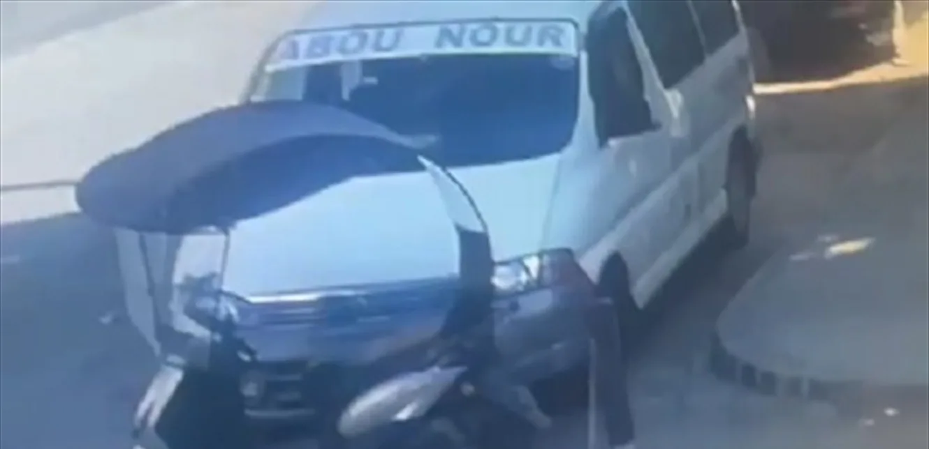 فيديو يُظهر حادثة سرقة أمام المدرسة! فيديو يُظهر حادثة سرقة أمام المدرسة!