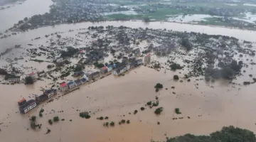فيضانات تجبر مئات السياح على محاصرة في جنوب غرب الصين نتيجة للأمطار الغزيرة والانهيارات الأرضية