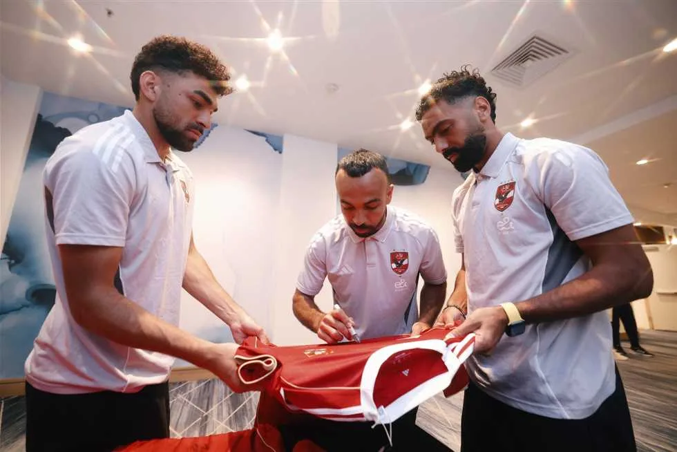 «فيفا» يتلقى توقيعات نجوم الأهلي «فيفا» يتلقى توقيعات نجوم الأهلي