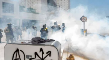 قتال في شوارع لوس أنجلوس.. وإدارة ترامب تهدد بإرسال «المارينز»