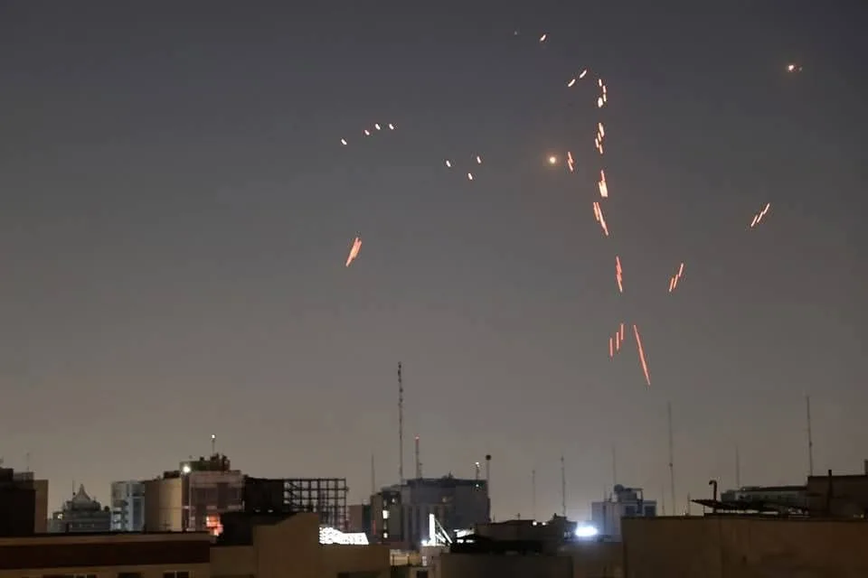 قتيل و14 مصابًا في إسرائيل جراء هجمات صاروخية من إيران قتيل و14 مصابًا في إسرائيل جراء هجمات صاروخية من إيران