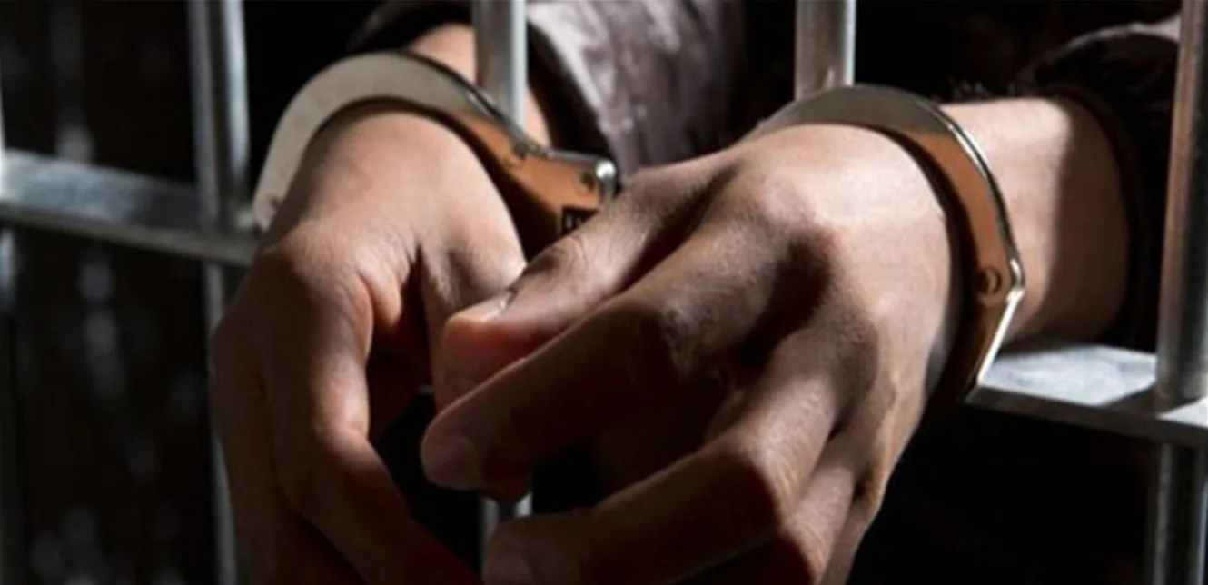 قوات الأمن تعتقل شخصاً مطلوباً في صور قوات الأمن تعتقل شخصاً مطلوباً في صور