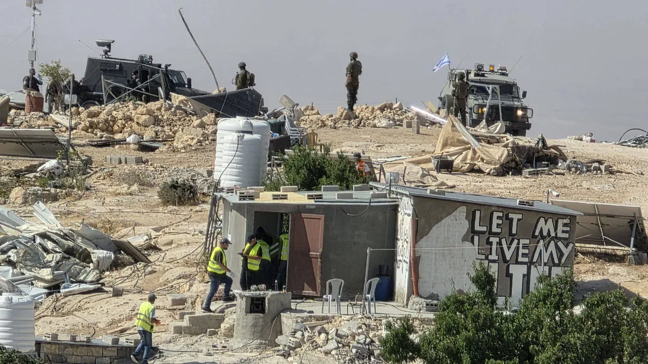 قوات الاحتلال تقوم بت demolishing منازل الصفيح في منطقة خلة الضبع قوات الاحتلال تقوم بت demolishing منازل الصفيح في منطقة خلة الضبع