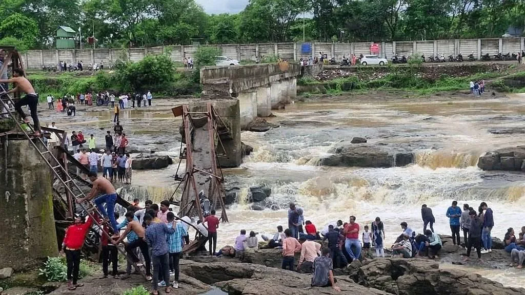 كارثة في الهند: 6 قتلى والعديد من المفقودين عقب انهيار جسر كارثة في الهند: 6 قتلى والعديد من المفقودين عقب انهيار جسر